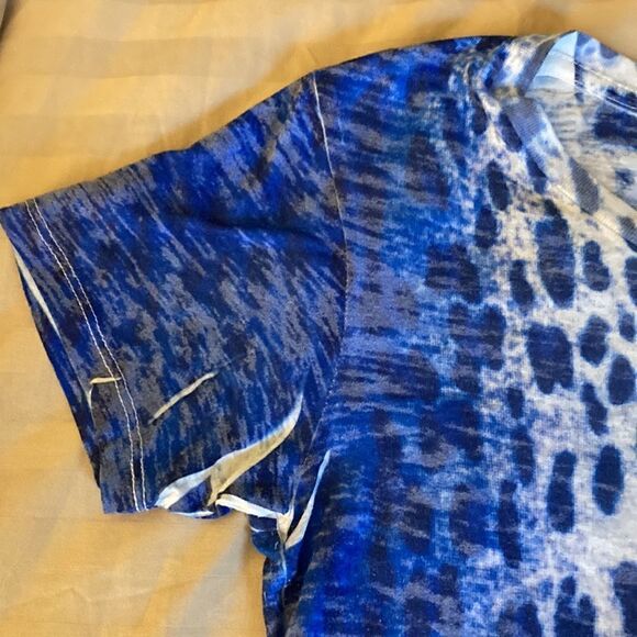 Before & Again Woman’s Short Sleeve T Shirt in Blues and White. Size Medium. - Picture 3 of 4